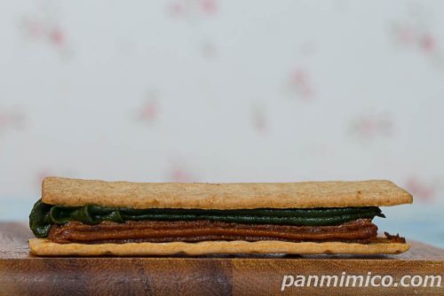 濃い宇治抹茶＆キャラメルバターサンド【ローソン】断面の写真1