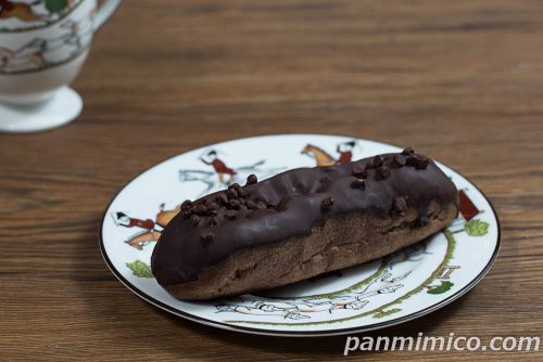 プレミアムショコラのエクレア【モンテール】斜めから撮った写真