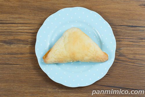 三角メロンホイップ　クリームチーズ【フジパン】上から撮った写真