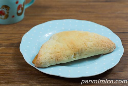 三角メロンホイップ　クリームチーズ【フジパン】斜めから撮った写真