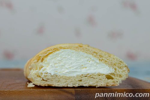 三角メロンホイップ　クリームチーズ【フジパン】断面の写真