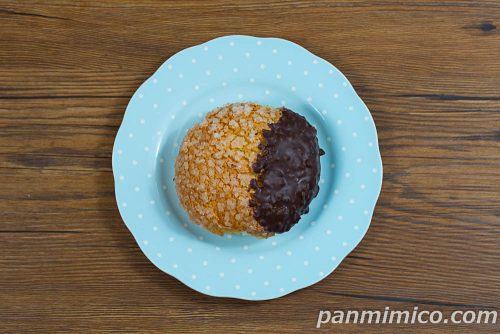 チョコホイップのバタークロワッサンメロンパン【ファミリーマート】上から撮った写真