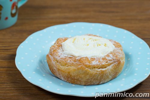 チーズクリーム＆ホイップデニッシュ【セブンイレブン】斜めから撮った写真