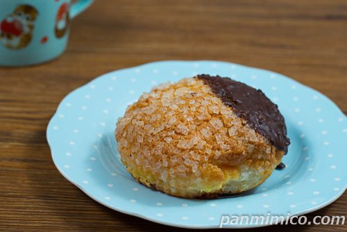 チョコホイップのバタークロワッサンメロンパン【ファミリーマート】斜めから撮った写真