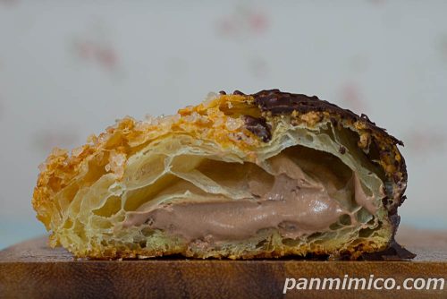 チョコホイップのバタークロワッサンメロンパン【ファミリーマート】断面の写真