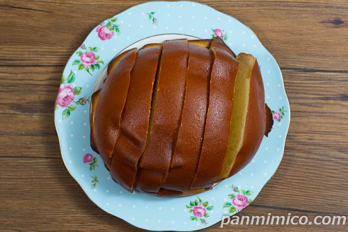 切れてる大きなブールパン【ローソン】上から撮った写真