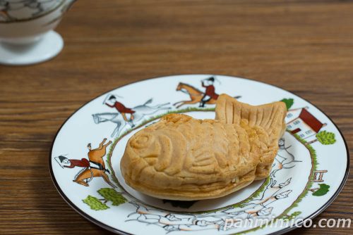 ダブルクリームたい焼き（安納芋＆バタークリーム）【ファミリーマート】斜めから撮った写真