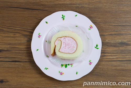 苺クリームロール【ヤマザキ】上から撮った写真