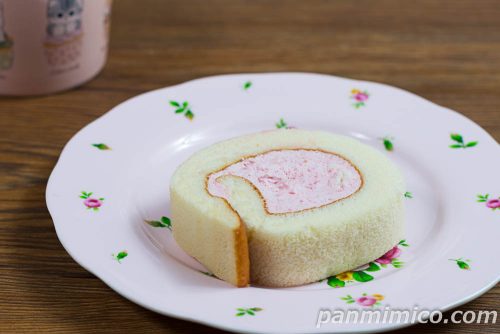 苺クリームロール【ヤマザキ】斜めから撮った写真