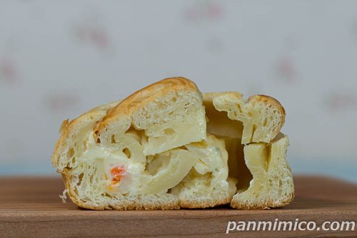 オニクロワッサン タルタルポテト【フジパン】断面の写真