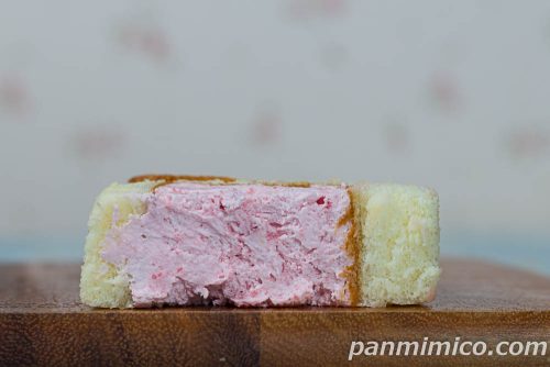 苺クリームロール【ヤマザキ】断面の写真