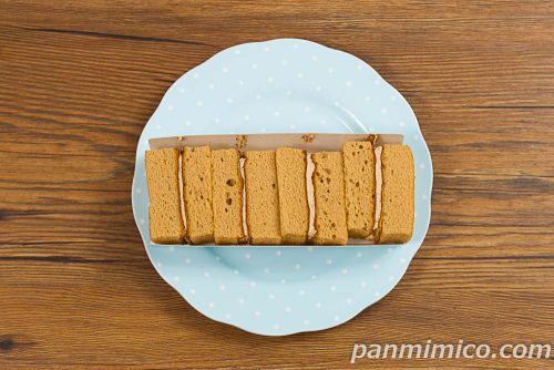 ７Ｐ　サンドケーキ4個入　キリマンジャロコーヒークリーム【セブンイレブン】上から撮った写真