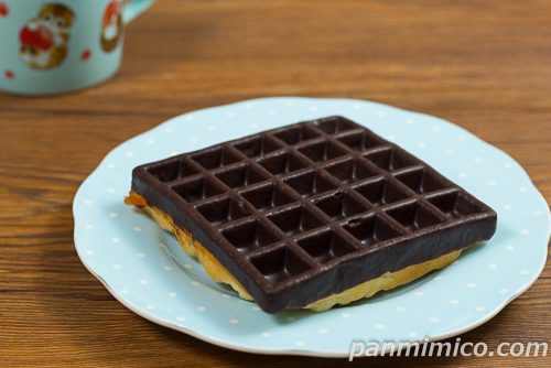 大きなアメリカンワッフル【ファミリーマート】斜めから撮った写真