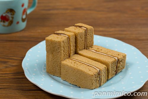 ７Ｐ　サンドケーキ4個入　キリマンジャロコーヒークリーム【セブンイレブン】斜めから撮った写真