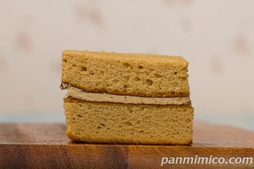 ７Ｐ　サンドケーキ4個入　キリマンジャロコーヒークリーム【セブンイレブン】断面の写真