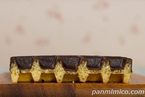 大きなアメリカンワッフル【ファミリーマート】断面の写真