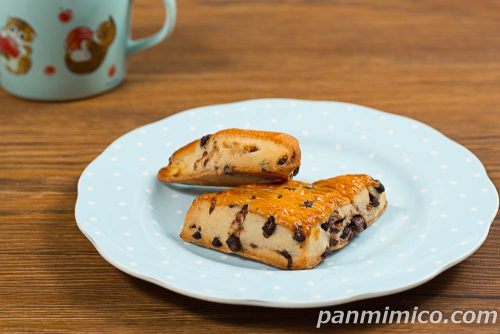 ７プレミアム　チョコスコーン２個入【セブンイレブン】斜めから撮った写真