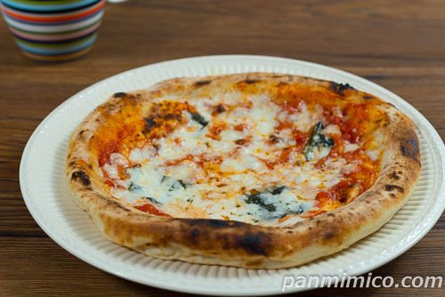 冷凍食品【「LA FIGLIA DEL PRESIDENTE」今井シェフ監修】薪窯で焼き上げたピッツァマルゲリータ【ファミリーマート】斜めから撮った写真