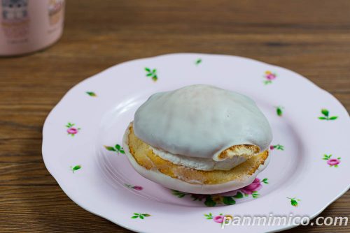 ホワイトチョコバイティー【ヤマザキ】斜めから撮った写真