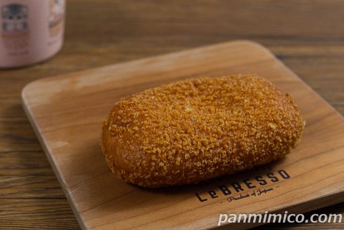 淡路島たまねぎカレーパン【第一パン】斜めから撮った写真