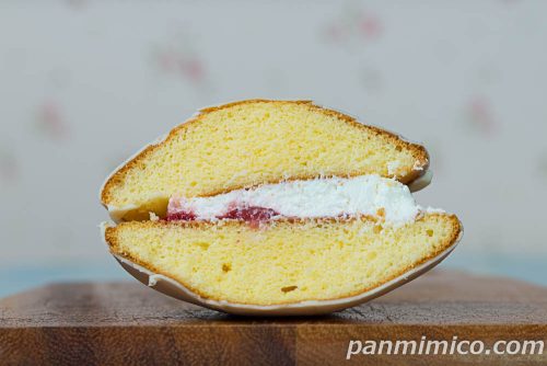 ホワイトチョコバイティー【ヤマザキ】断面の写真