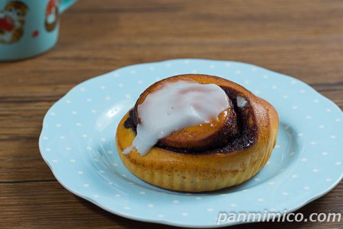 北欧風シナモンロール【タカキベーカリー】斜めから撮った写真