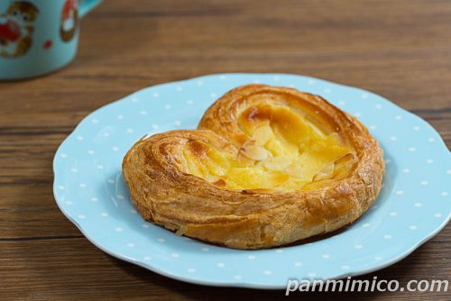 北欧風クリームデニッシュ【タカキベーカリー】斜めから撮った写真