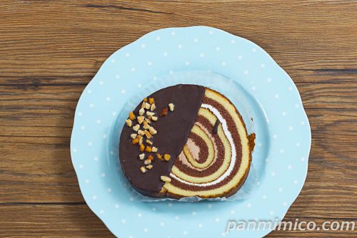 2種のしっとりロール【ファミリーマート】上から撮った写真