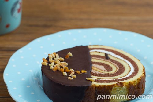 2種のしっとりロール【ファミリーマート】斜めから撮った写真