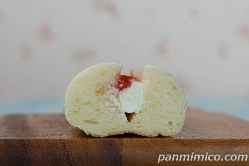 いちごジャム&練乳ホイップ【セブンイレブン】断面の写真