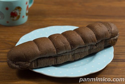 黒いちぎりパン　いちごホイップ＆チョコクリーム【セブンイレブン】斜めから撮った写真