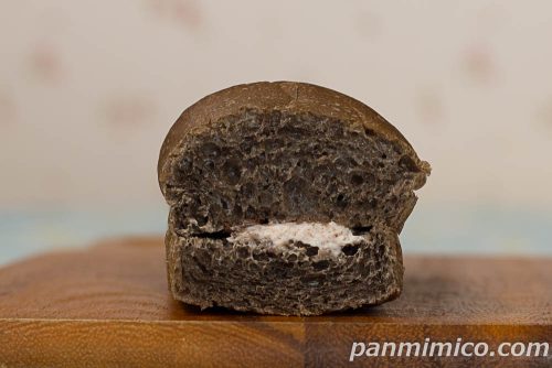 黒いちぎりパン　いちごホイップ＆チョコクリーム【セブンイレブン】断面の写真