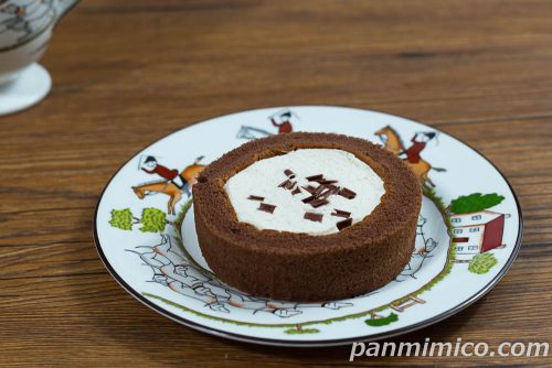 Mrs. GREEN APPLE　ショコラヴァニーユロールケーキ【ローソン】斜めから撮った写真