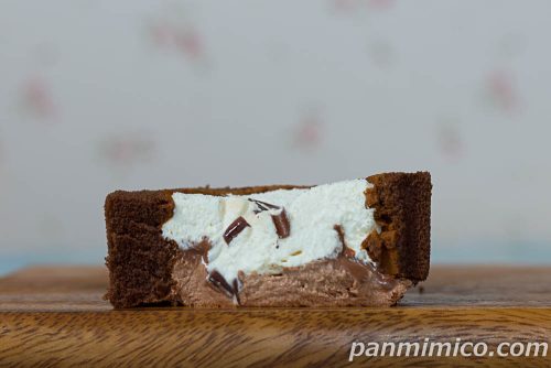 Mrs. GREEN APPLE　ショコラヴァニーユロールケーキ【ローソン】断面の写真