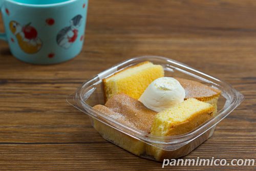ふわふわシフォンケーキ【ファミリーマート】斜めから撮った写真