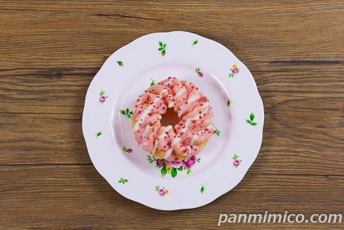 いちごのフレンチクルーラー（いちごホイップ入）【ファミリーマート】上から撮った写真