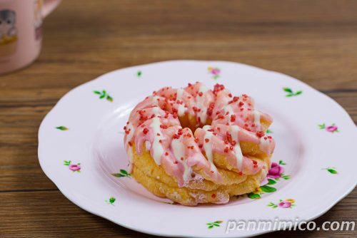いちごのフレンチクルーラー（いちごホイップ入）【ファミリーマート】斜めから撮った写真