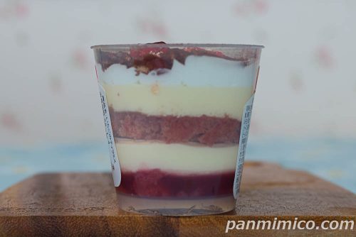 いちごのティラミス【ファミリーマート】断面の写真