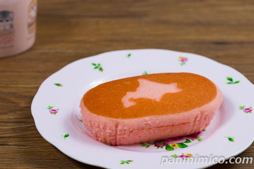北海道チーズ蒸しケーキ（あまおう苺）ラズベリーミックス【ヤマザキ】斜めから撮った写真