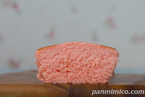 北海道チーズ蒸しケーキ（あまおう苺）ラズベリーミックス【ヤマザキ】断面の写真