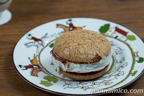 クリームたっぷり生ブッセ（ティラミス風味）【ヤマザキ】斜めから撮った写真
