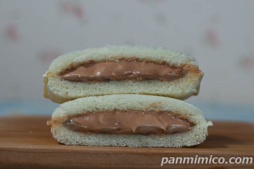 ランチパックとろリッチ生（生クリーム入りチョコホイップ）【ヤマザキ】断面の写真