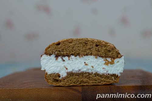 クリームたっぷり生ブッセ（ティラミス風味）【ヤマザキ】断面の写真