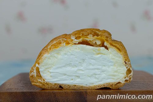 クリームほおばるシュークリーム【ヤマザキ】断面の写真
