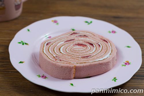 ICHIBIKO　苺うずまきロールケーキ【ローソン】斜めから撮った写真
