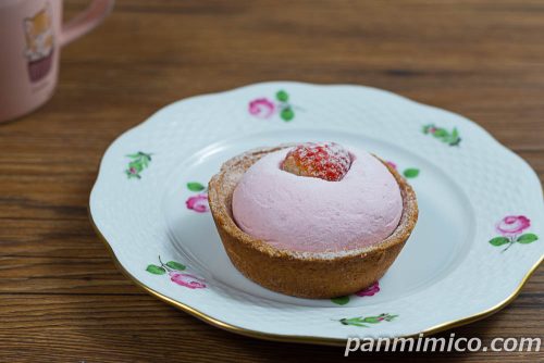 Uchi Café×ICHIBIKO　いちごミルクのタルト【ローソン】斜めから撮った写真