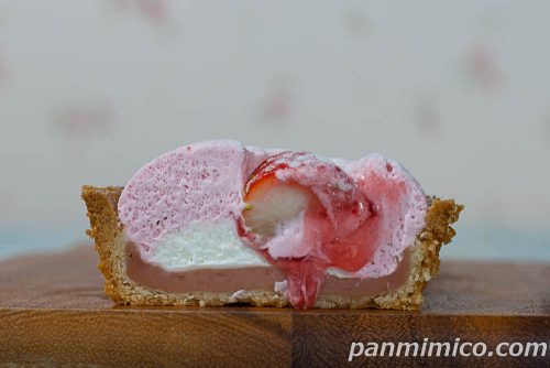Uchi Café×ICHIBIKO　いちごミルクのタルト【ローソン】断面の写真