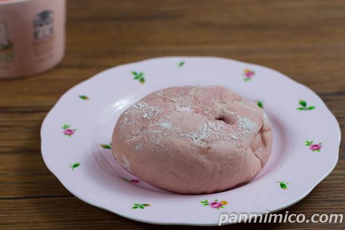 苺ホイップ＆チョコクリームブール【ヤマザキ】斜めから撮った写真