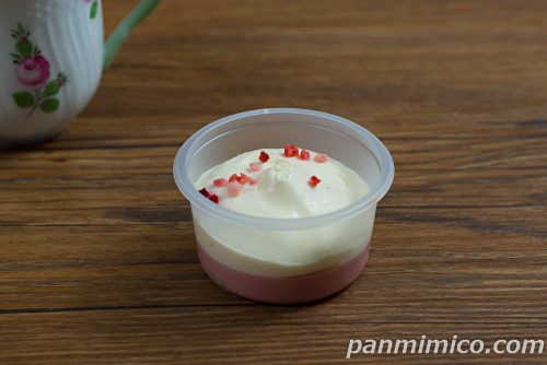 Uchi Café×ICHIBIKO　ふわ濃チーズケーキ(いちご)【ローソン】斜めから撮った写真