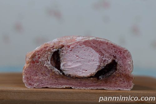 苺ホイップ＆チョコクリームブール【ヤマザキ】断面の写真